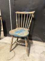 Sliten pinnstol med patina