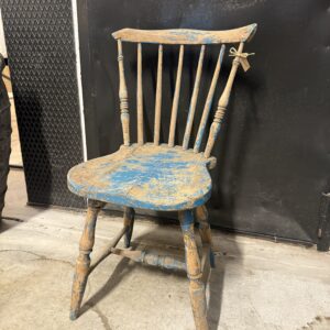 Sliten pinnstol med patina