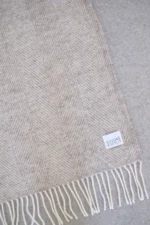 Ullfilt i fiskbensmönstrad kalksten